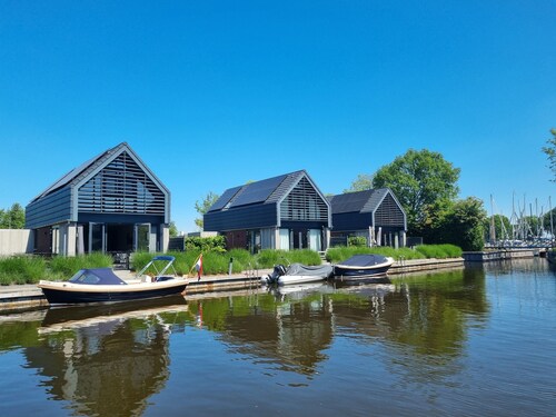 Luxurious detached watervilla with jetty near the lake