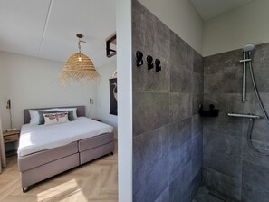 Een douche, handdoeken, toiletpapier
