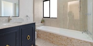 Een bad/douchecombinatie, een haardroger