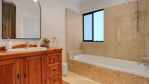 Bañera con ducha, secador de pelo
