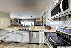 Kjøleskap, mikrobølgeovn, ovn og kokeplater