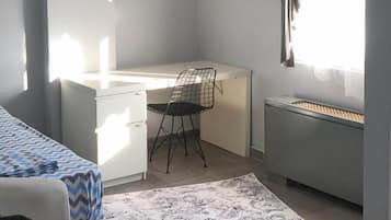 Kamar Single Basic, 1 Tempat Tidur Twin | Meja kerja, kedap suara, Wi-Fi gratis, dan seprai linen