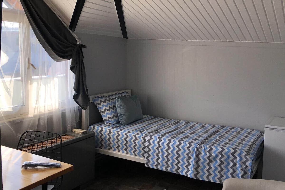 Basic Single Room, 1 Twin Bed | Desk, soundproofing, WiFi (free), bed sheets
