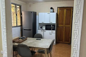 Dining - Full Aircon- 3bed Villa- A/c- Wifi- Hotwater (Freetown)