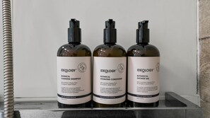 Suihku, hiustenkuivaaja, pyyhkeet