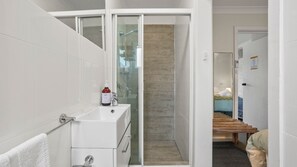Dusche, Haartrockner, Handtücher