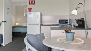 Réfrigérateur, micro-ondes, cafetière/bouilloire, grille-pain