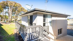 Exterior - Golfers View Unit 6 - conveniently located across the road from the magnificent Narooma Golf Club an (Narooma)