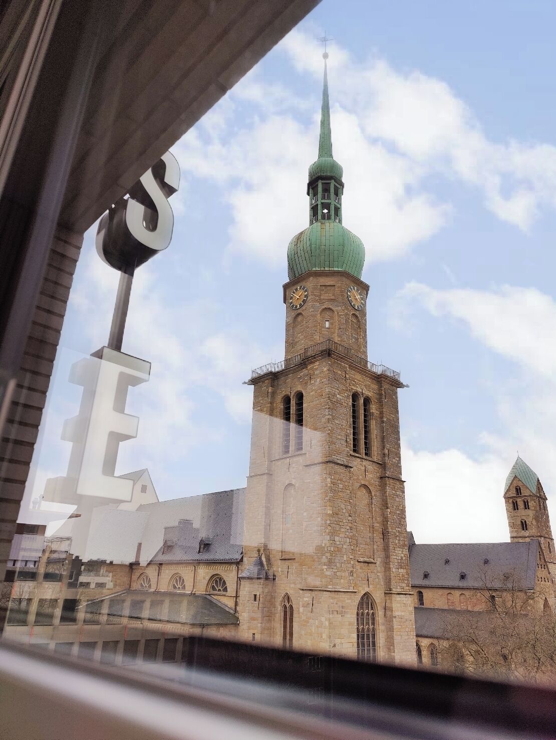 desk, laptop workspace, soundproofing, free wifi