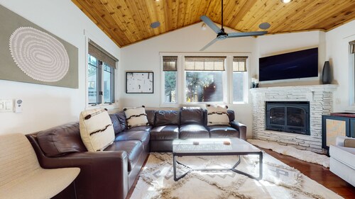 Pet-Friendly, 5-Star Home, Private Hot Tub, 2-Car Garage, Walk to The Village