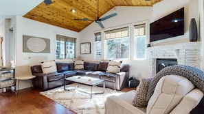 Smart TV, fireplace, video games - Pet-Friendly, 5-Star Home, Private Hot Tub, 2-Car Garage, Walk to The Village (Mammoth Lakes)