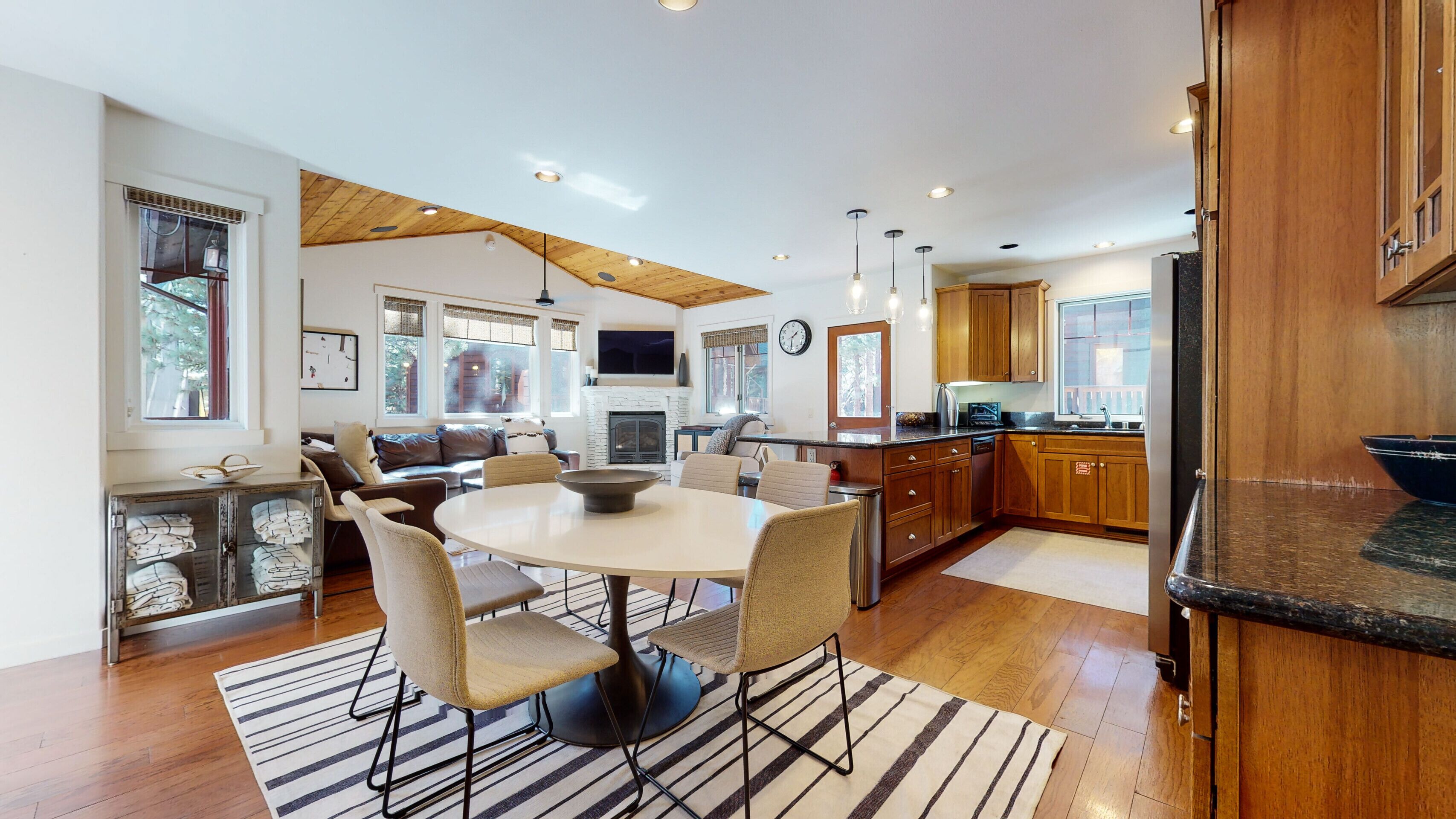 Pet Friendly, 5-Star Townhome. Private Hot Tub, Deck, & BBQ. Near The Village