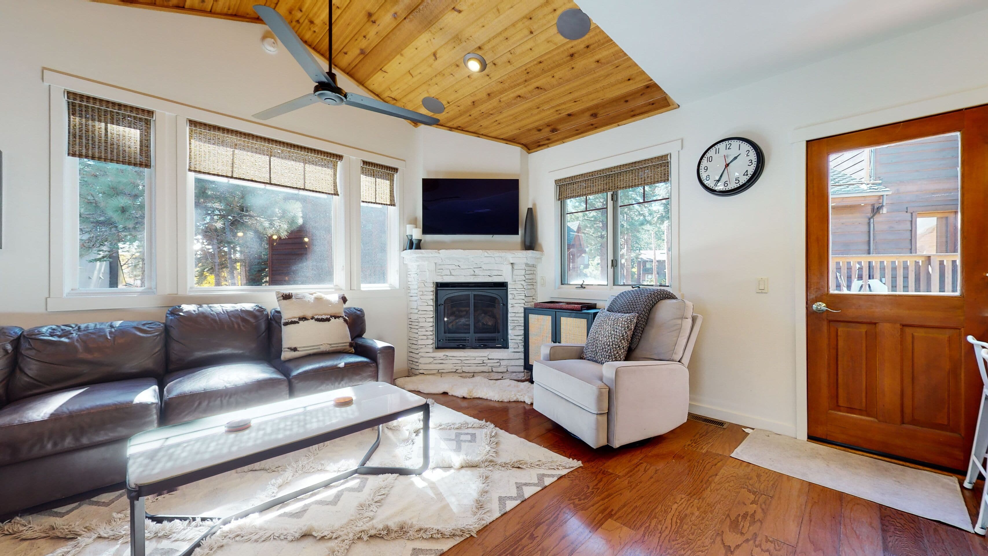 Pet Friendly, 5-Star Townhome. Private Hot Tub, Deck, & BBQ. Near The Village