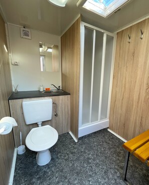 Basic Double Room | Bathroom | Shower, towels - Enjoy Lofoten Glamping (Vestvågøy)