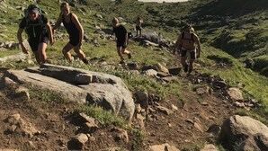 A mountainous landscape with hikers. - Enjoy Lofoten Glamping (Vestvågøy)