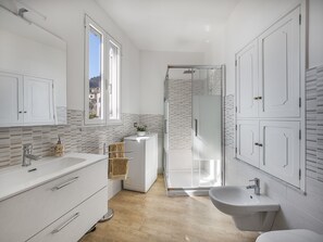 Casa panoramica | Bagno | Doccia, set di cortesia gratuito, asciugacapelli, bidet