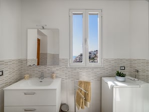 Maison Panoramique | Salle de bain | Douche, articles de toilette gratuits, sèche-cheveux, bidet