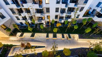 Deluxe Two-Bedroom Apartment with Balcony | 庭園景