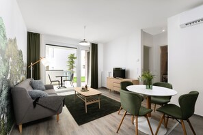 Superior Apartment with Balcony | 書桌、筆電工作空間、隔音、熨斗/熨衣板