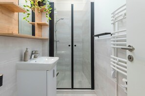 Sky Presidential Penthouse | Bathroom | Combined shower/tub, hair dryer, towels, soap