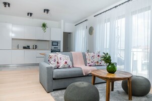 Γραφείο, χώρος εργασίας για λάπτοπ, ηχομόνωση, σίδερο/σιδερώστρα 