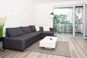 Superior Family Apartment with Balcony | 起居区 | 60-英寸纯平电视 （配备有线频道）、电视