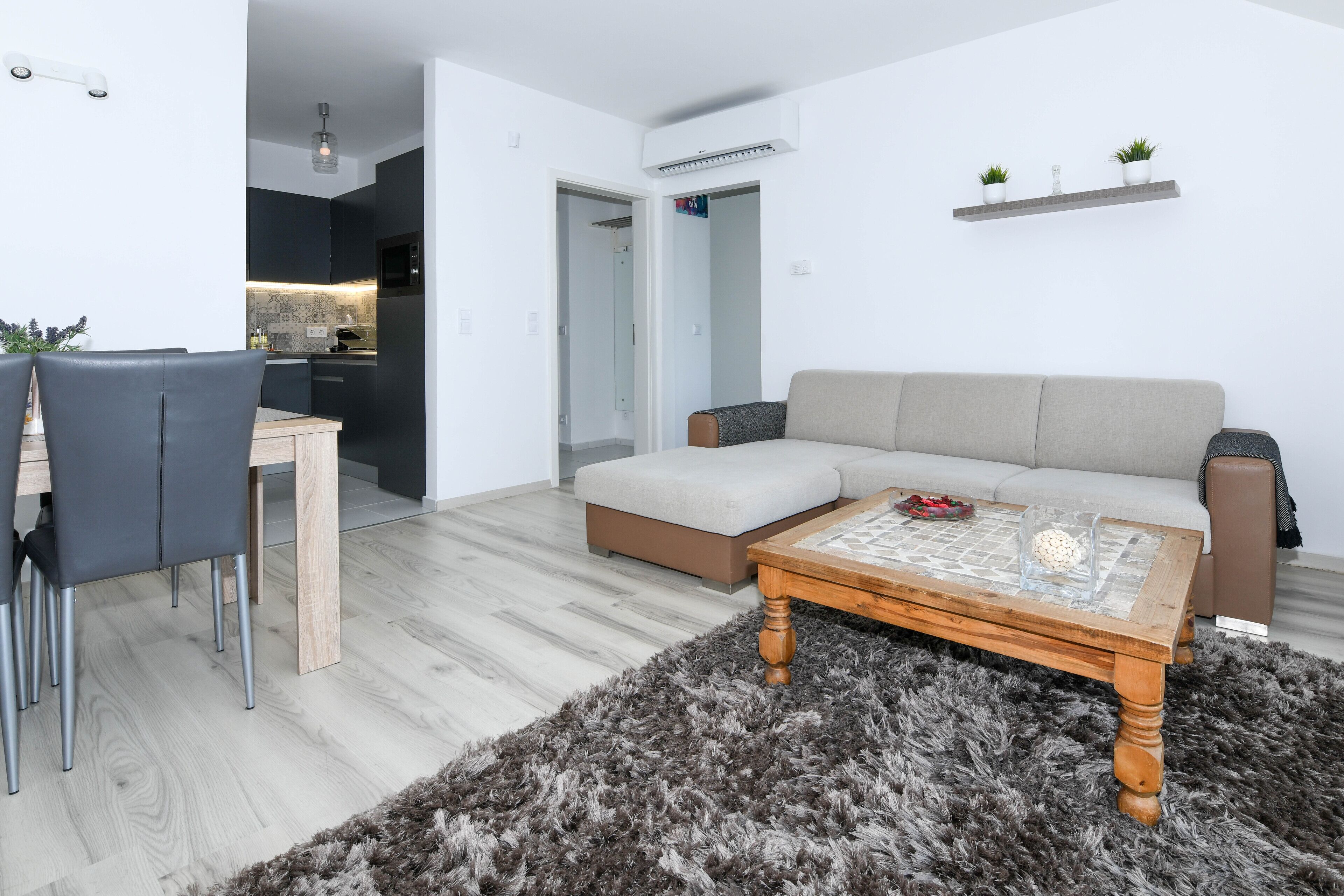 Ein modernes Wohnzimmer mit einer Couch, einem Couchtisch und einem Essbereich.