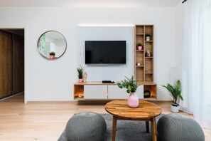 Sky Executive Penthouse | Opholdsområde | 60-tommers fladskærms-tv med kabelkanaler, tv