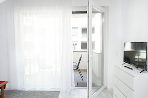 Superior Family Apartment with Balcony | Zona de estar | Televisión de pantalla plana de 60 pulgadas con canales por cable