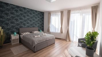 Deluxe Two-Bedroom Apartment with Balcony | Una scrivania, postazione laptop, insonorizzazione, ferro/asse da stiro