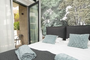 Studio Apartment with Balcony | Skrivebord, arbejdsområde til bærbare computere, lydisolering