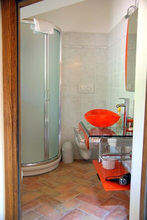 Dutxa, assecador de cabells, bidet i tovalloles 