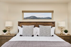 6 bedrooms, desk, iron/ironing board, travel cot