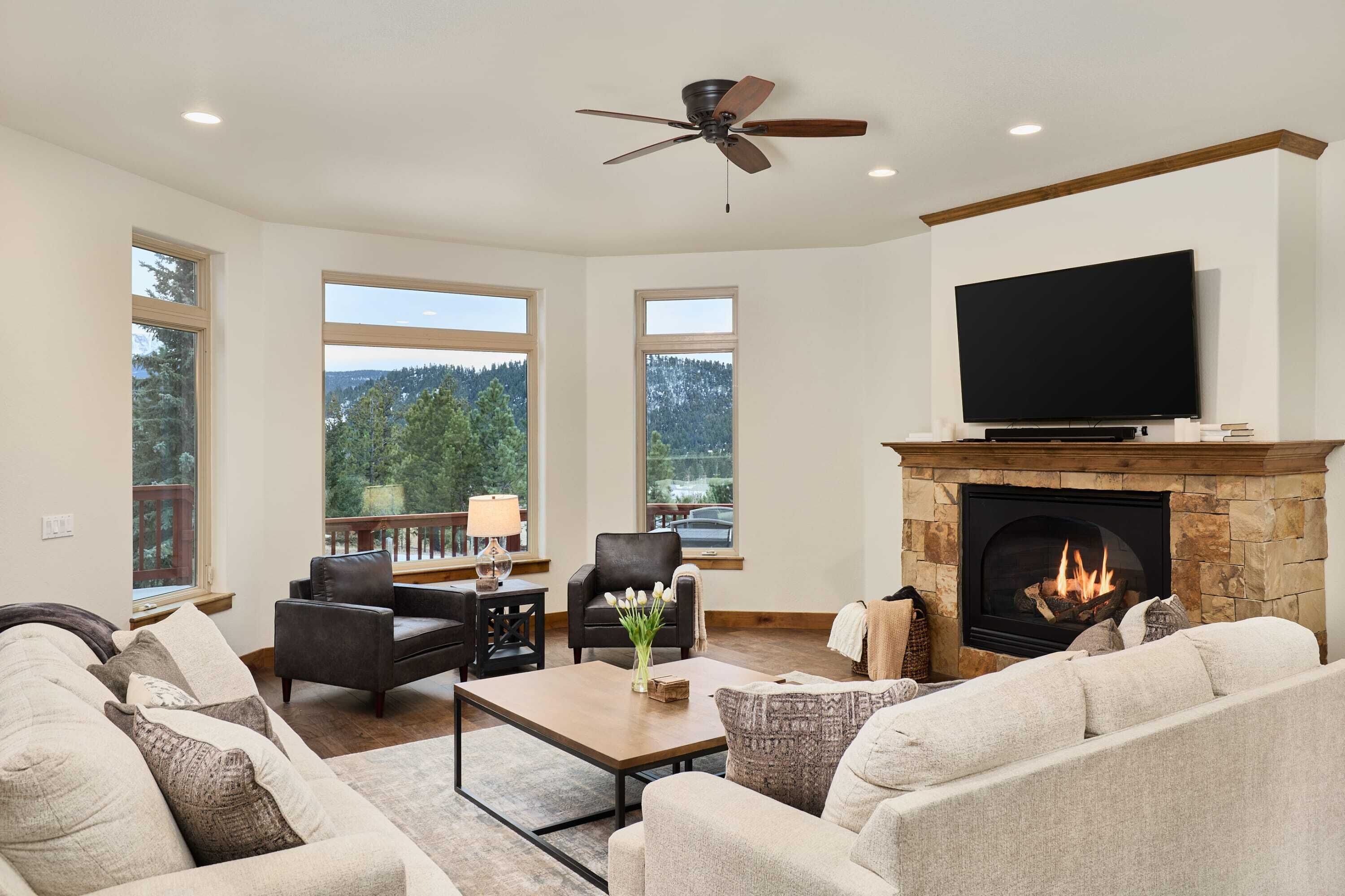 ★ Huge Luxury Home ★ Views ★ Hot Tub ★ Fire Pit ★