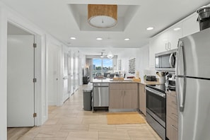 Réfrigérateur, four à micro-ondes, un four, surface de cuisson