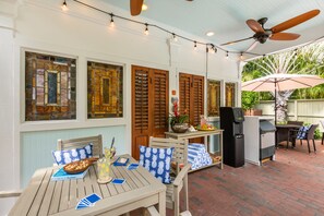 Outdoor dining - ROYAL PALM SUITE ~ Adult Only, 1 BR, 1 Ba w/ Kitchen and Community Pool! (Key West)