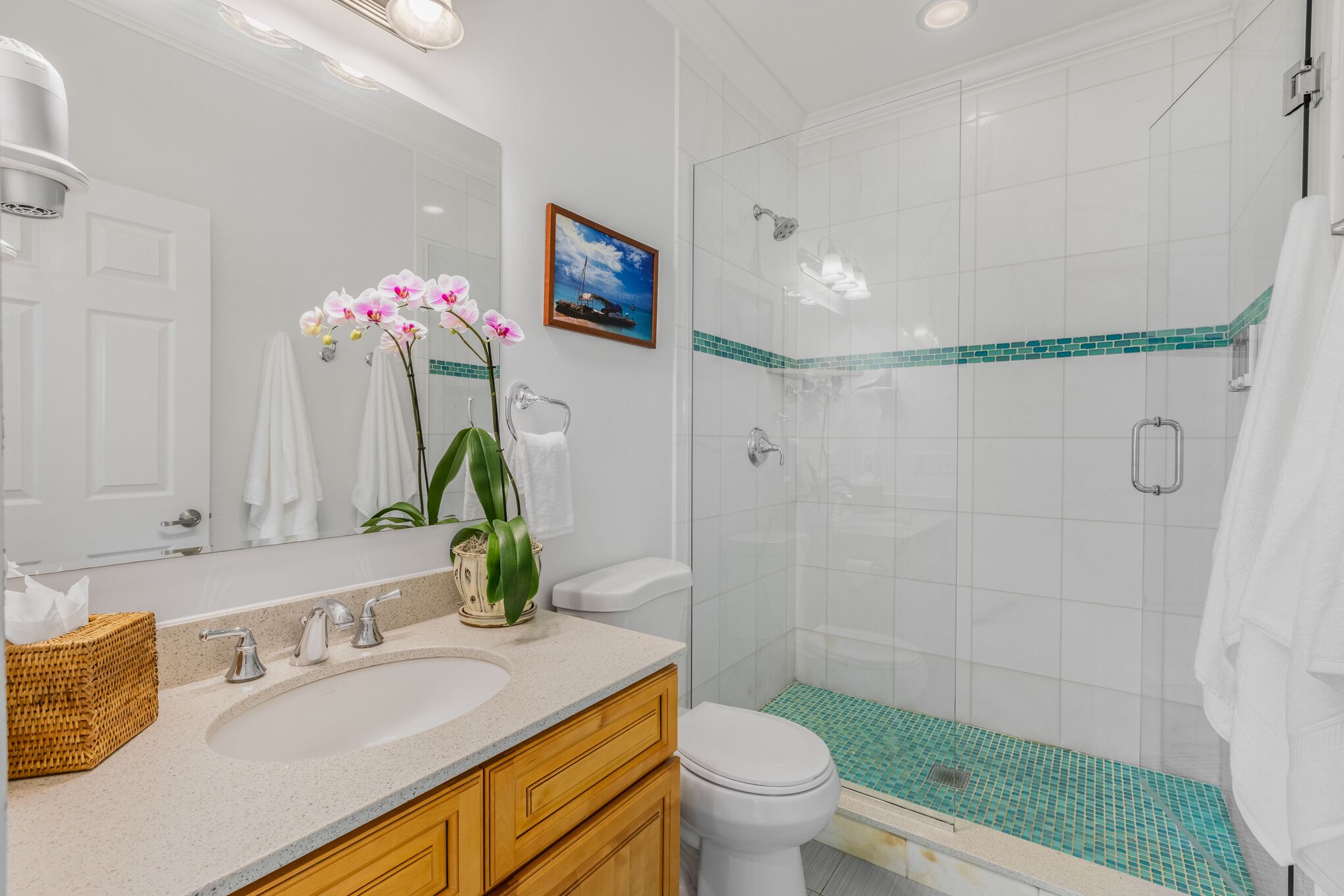 Ein Badezimmer mit Waschbecken, Toilette und Dusche.