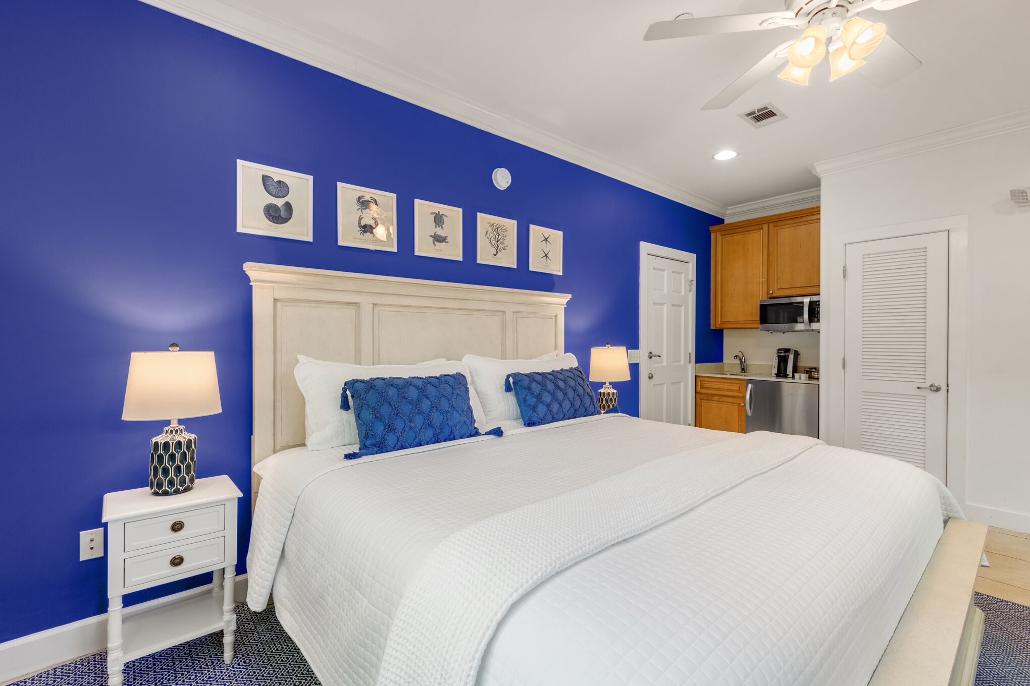 ROYAL PALM STUDIO ~ Adult Only, Studio w/ Community Pool & Close to Town!