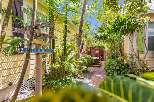 ROYAL PALM STUDIO ~ Adult Only, Studio w/ Community Pool & Close to Town!