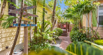 ROYAL PALM STUDIO ~ Adult Only, Studio w/ Community Pool & Close to Town!