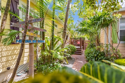 ROYAL PALM STUDIO ~ Adult Only, Studio w/ Community Pool & Close to Town!