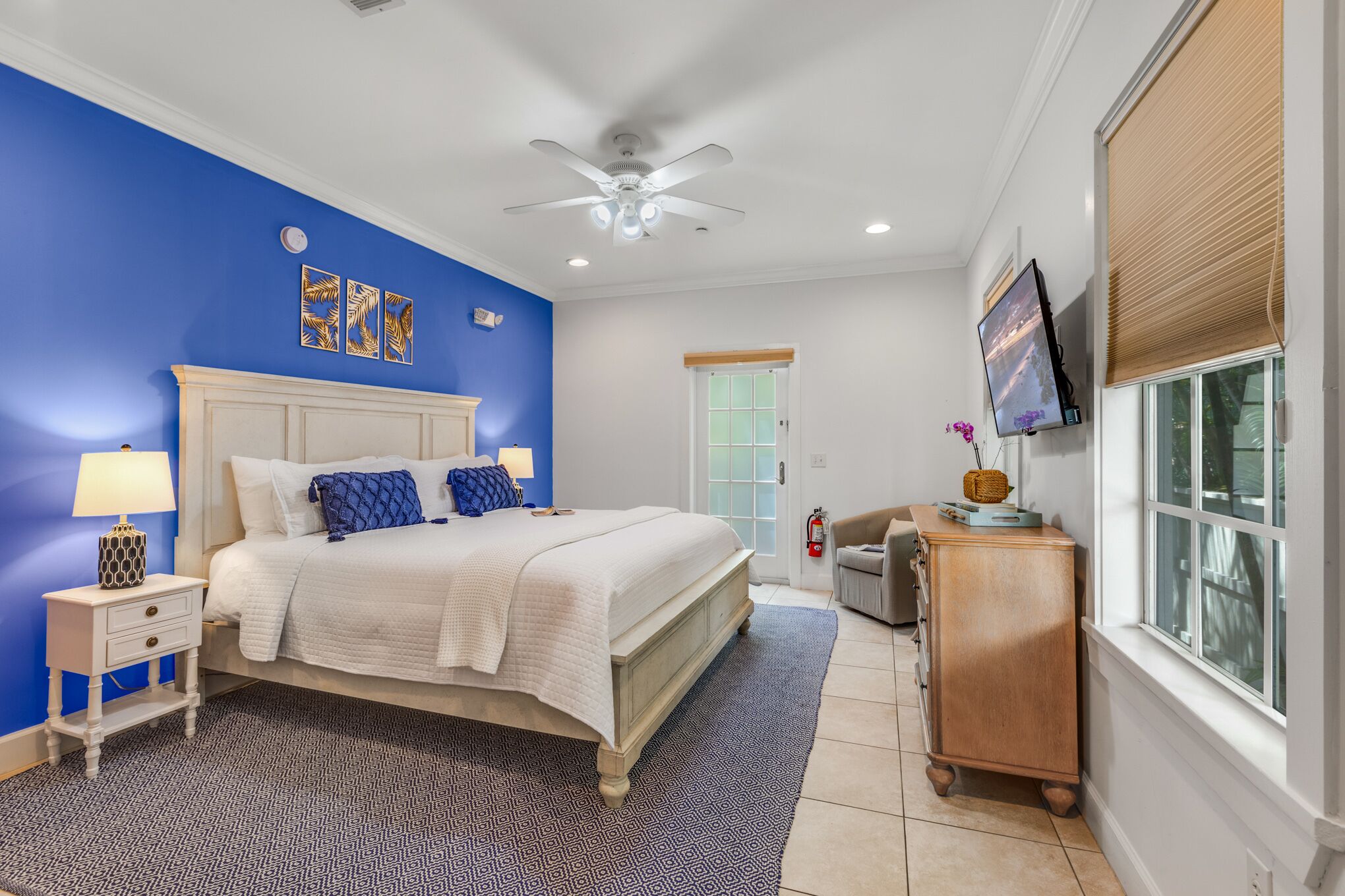 SUGAR PALM STUDIO ~ Adult Only Studio w/ Community Pool & Close to Town!