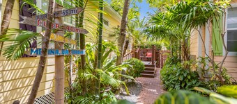 SUGAR PALM STUDIO ~ Adult Only Studio w/ Community Pool & Close to Town!
