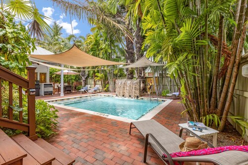 COCONUT PALM STUDIO ~ Adult Only Studio, Community Pool & Close to Town!