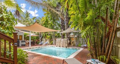 COCONUT PALM STUDIO ~ Adult Only Studio, Community Pool & Close to Town!