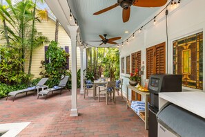 Outdoor dining - COCONUT PALM STUDIO ~ Adult Only Studio, Community Pool & Close to Town! (Key West)