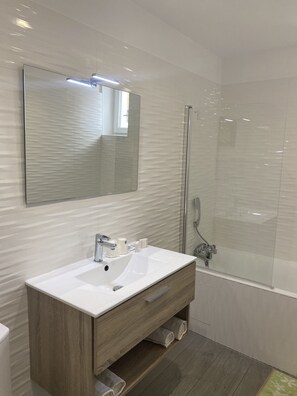 Comfort-Zweibettzimmer | Badezimmer | Kostenlose Toilettenartikel, Haartrockner, Handtücher