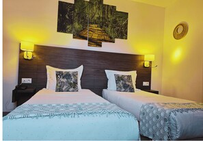 Comfort Twin kamer | Bedden met traagschuimmatrassen, een kluis op de kamer, een bureau