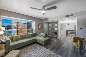 Télévision, chaîne hi-fi, espaces bureaux