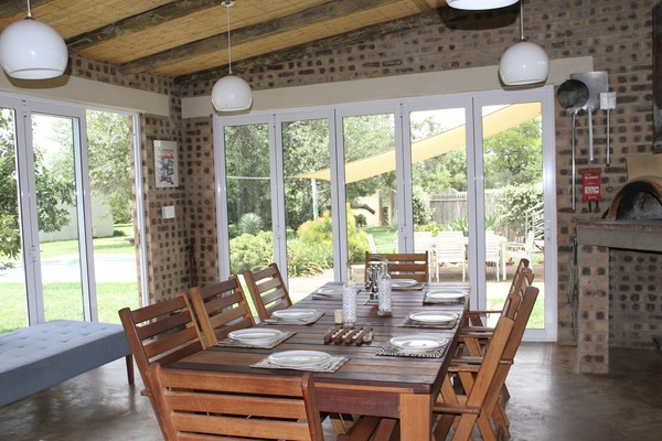 Braai room with pizza oven, wood braai and jacuzzi.